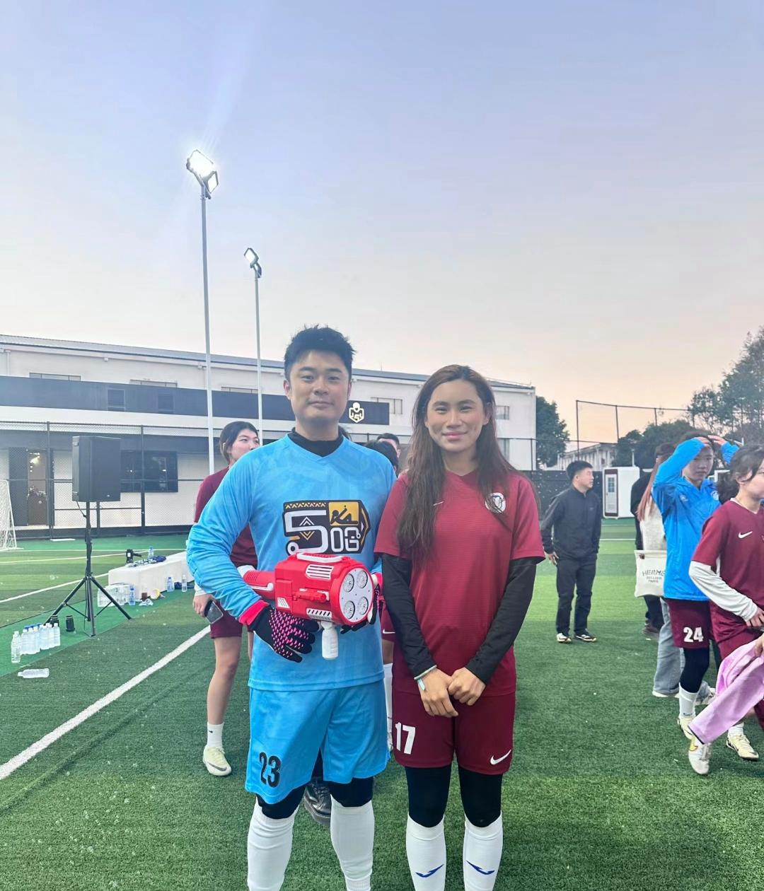 足球明星实力碰撞，体育比赛引爆现场观众情绪的简单介绍