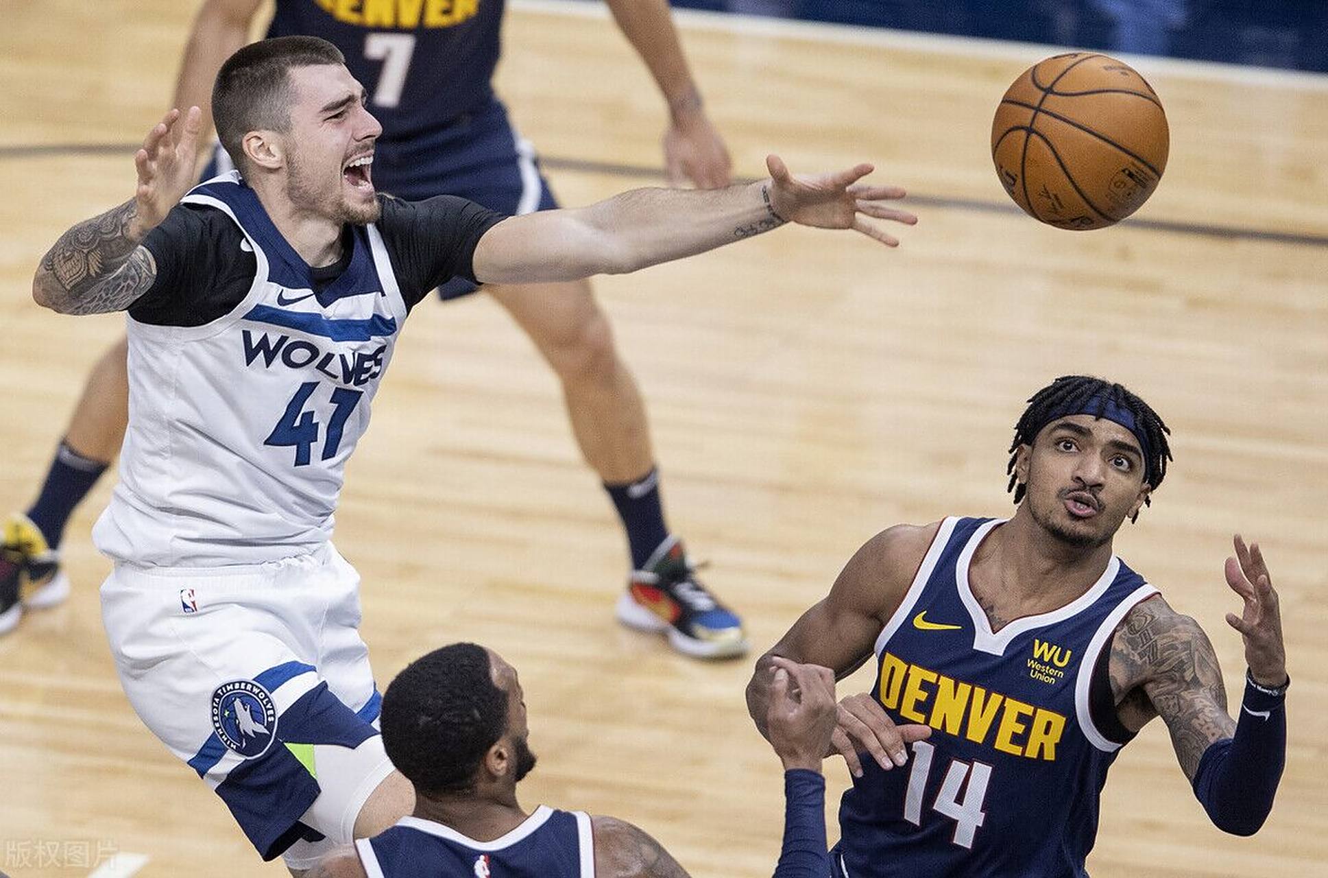 澳客网站入口-球队备战篮坛赛事：赛前策略研究领先