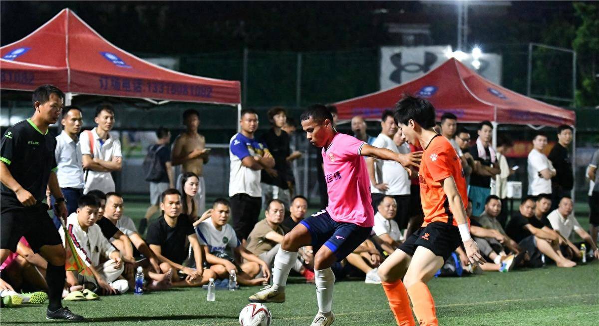 双方球队在足球比赛中展现出色技术 双方球队在足球比赛中展现出色技术