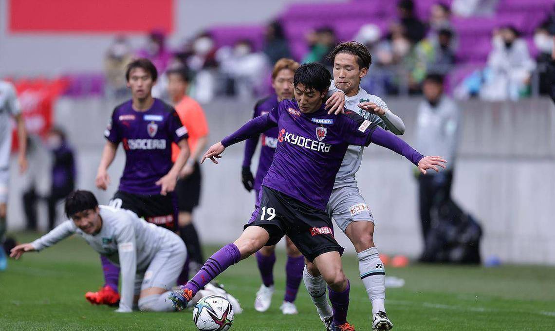 东京FC与对手正面交锋，比赛将激烈进行