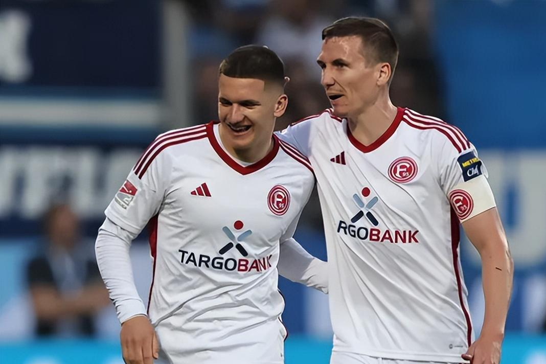 包含汉堡球队客场虽负,仍然确保德甲保级的词条 包含汉堡球队客场虽负,仍然确保德甲保级的词条