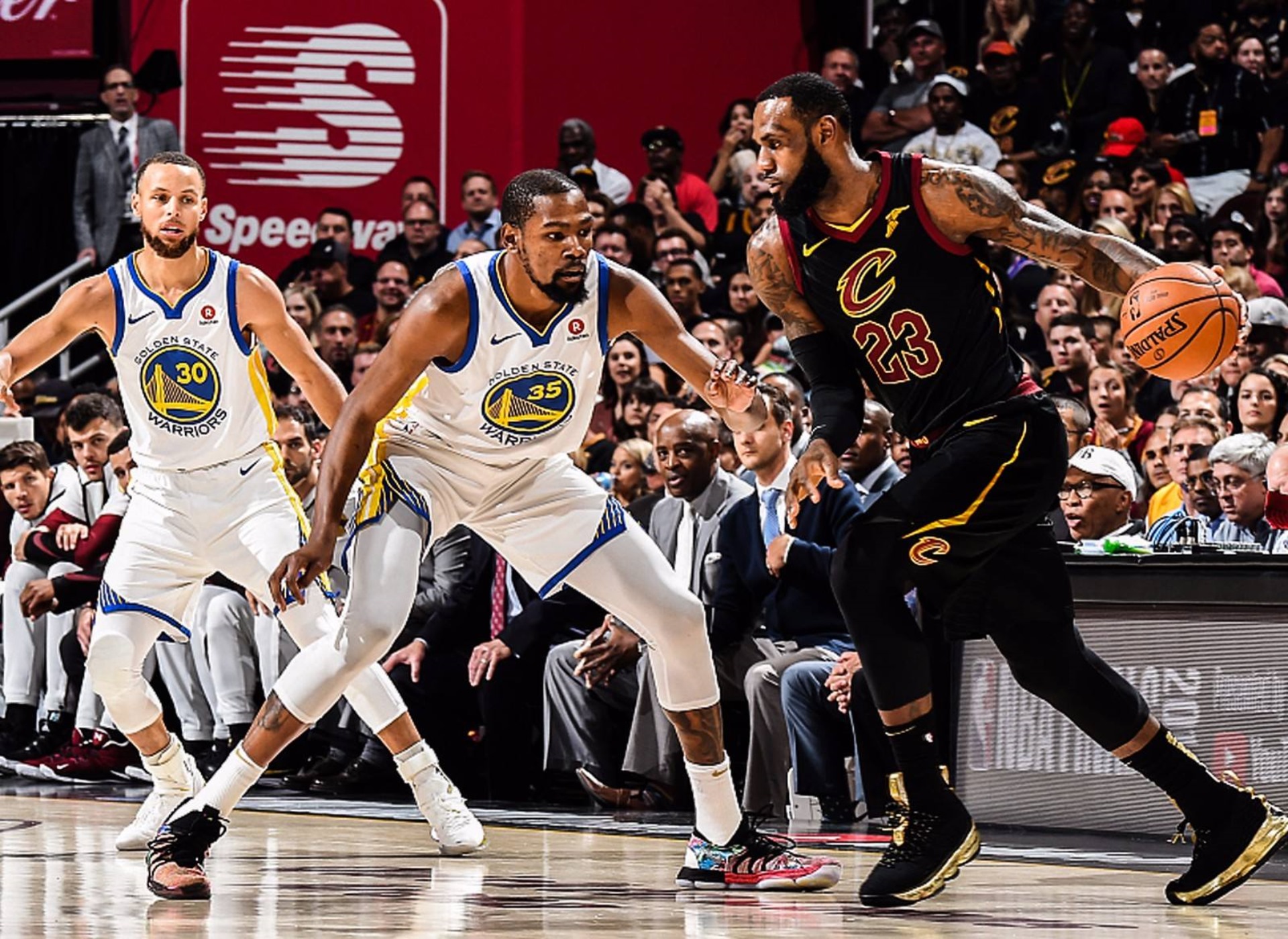 勇士队取得背靠背胜利,实力强劲 勇士队取得背靠背胜利,实力强劲