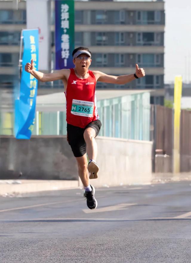 澳客教练-极速飞奔！选手轻松跨越终点线的简单介绍