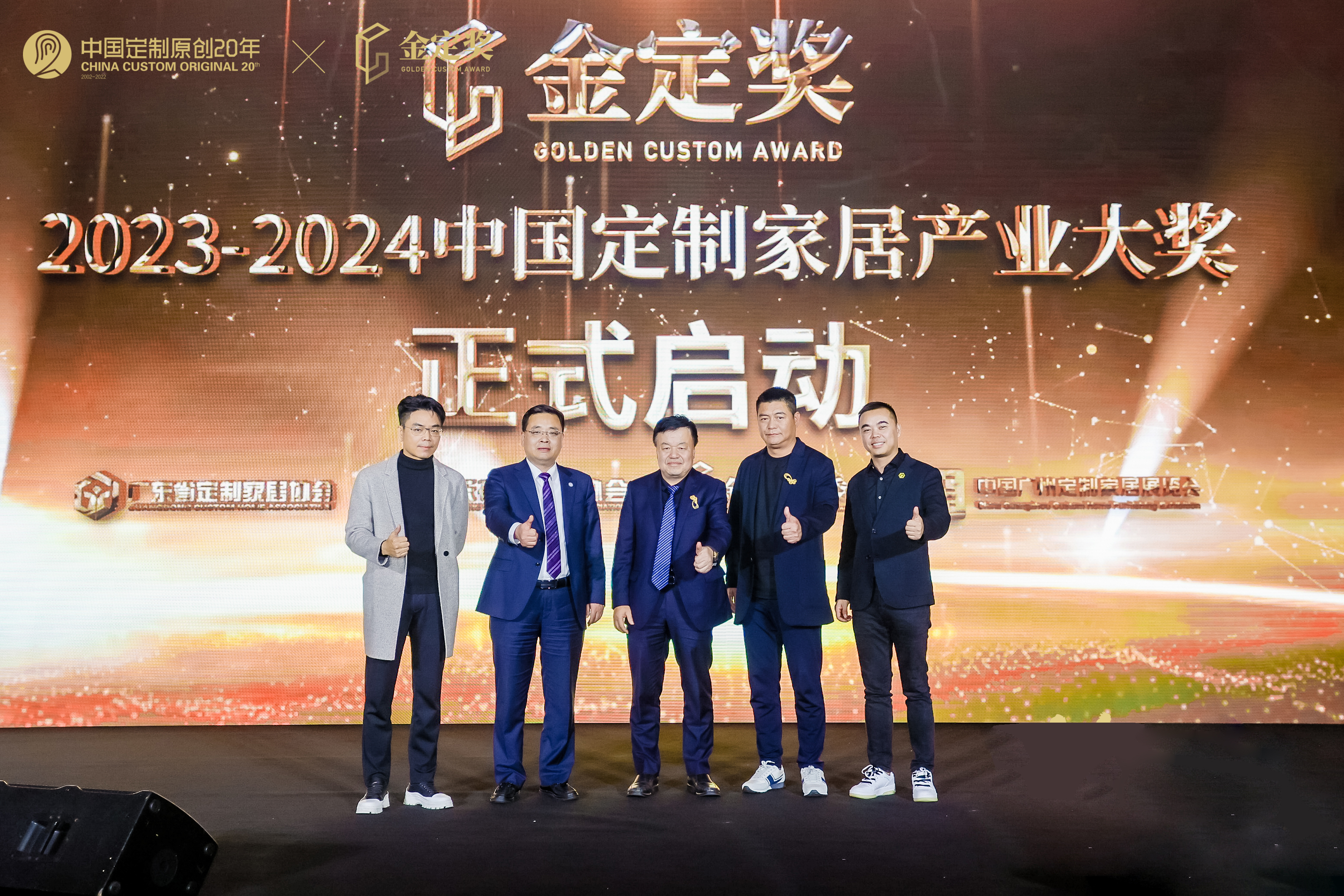 澳客网站-金牌得主笑逐颜开，喜获荣誉的简单介绍