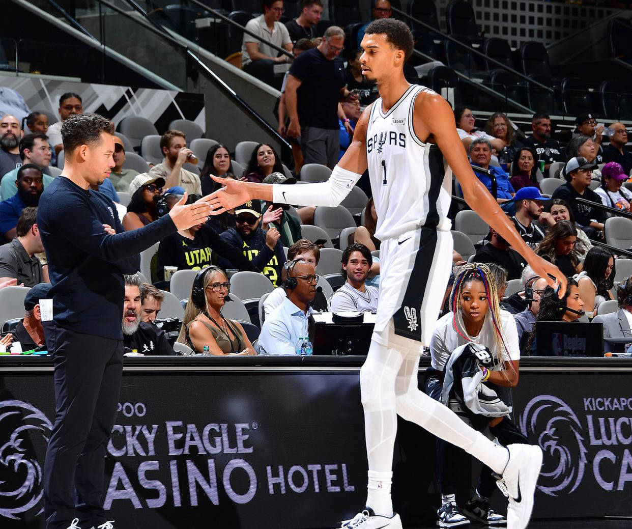 步行者力克马刺,展现出色表现 步行者力克马刺,展现出色表现