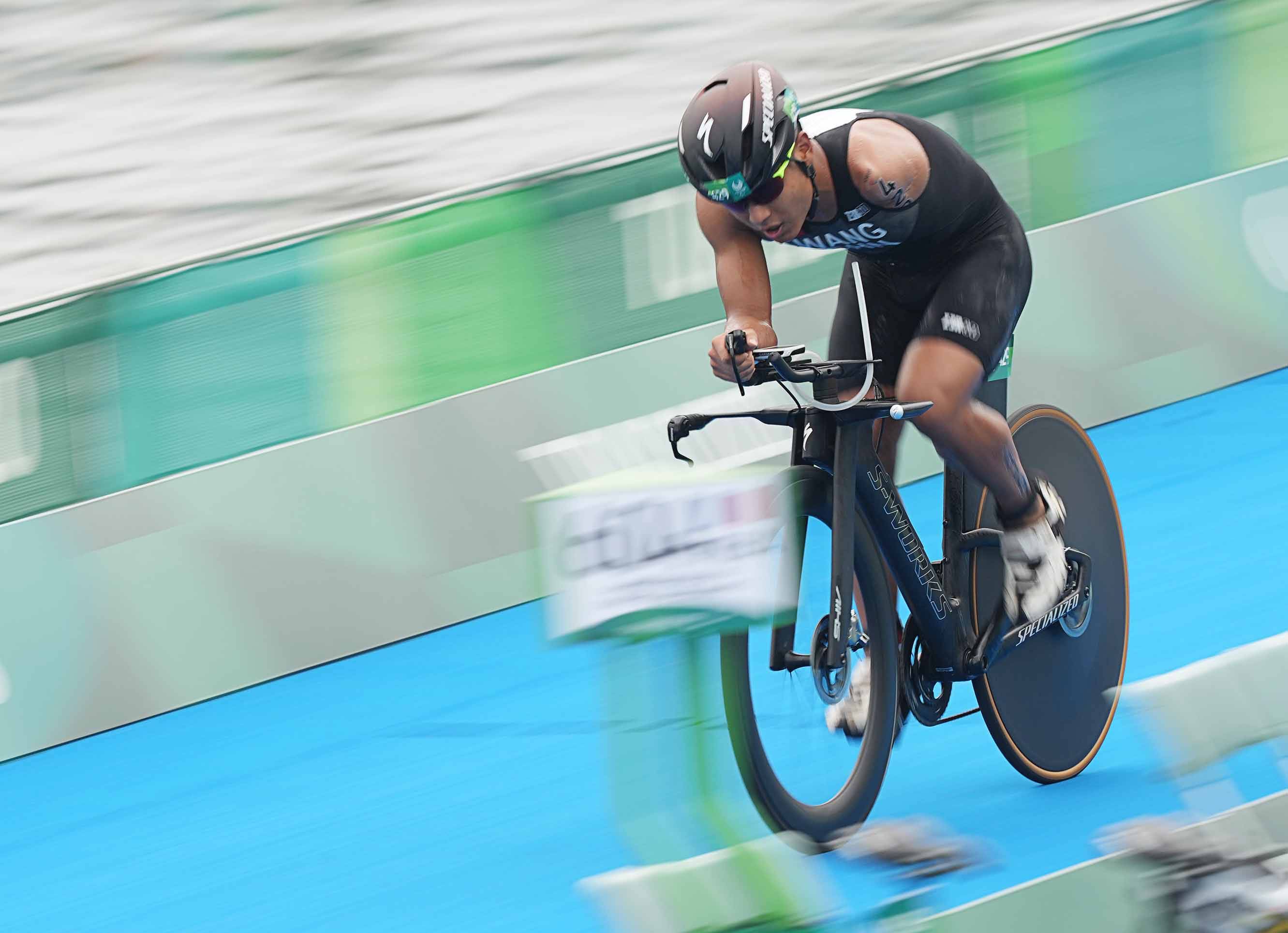 包含瑞士男子铁人三项表现出色，谱写传奇故事的词条