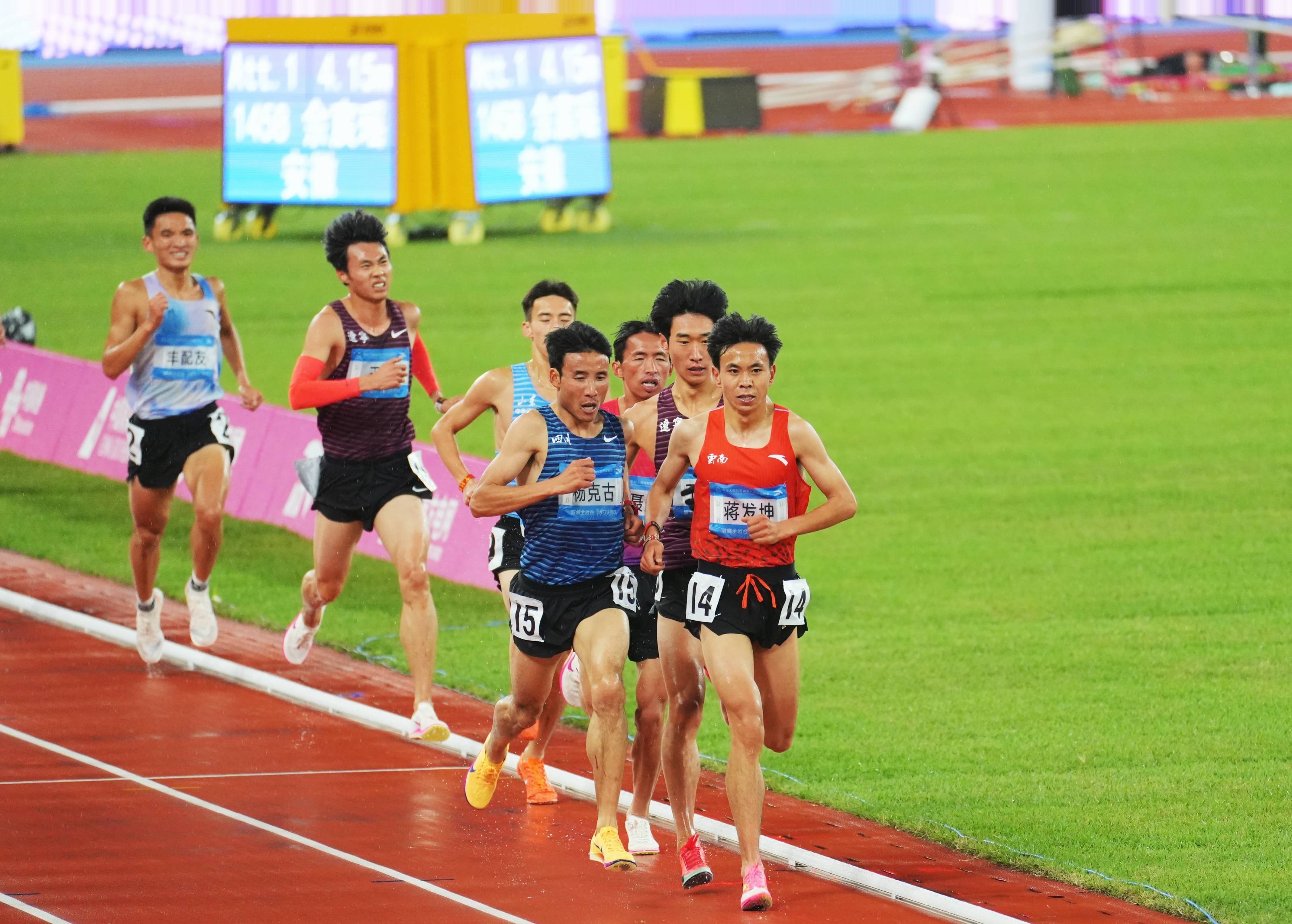 澳客网页版入口-最新比赛：球员们在场上奋勇拼搏