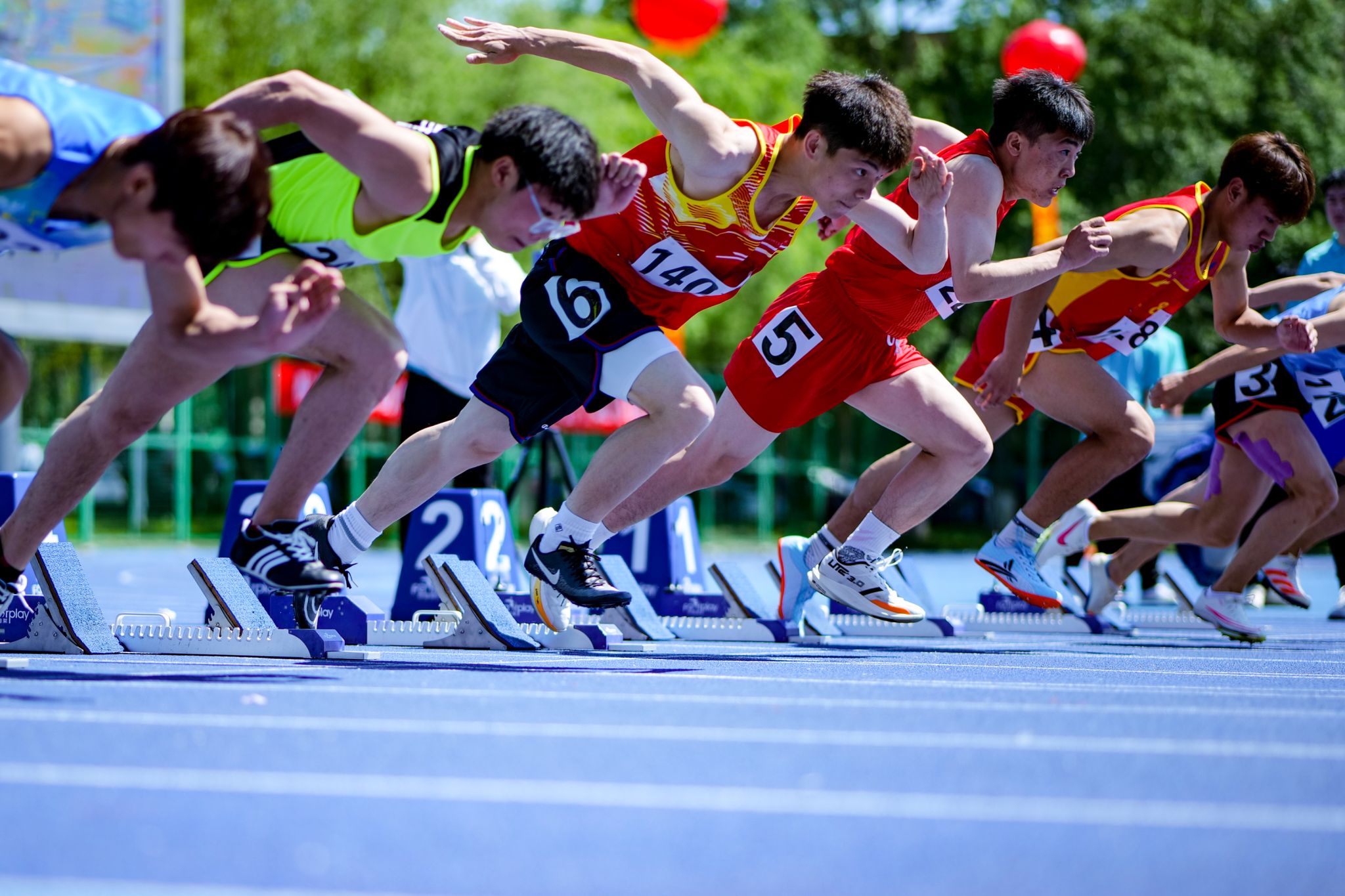 最新比赛：球员们在场上奋勇拼搏