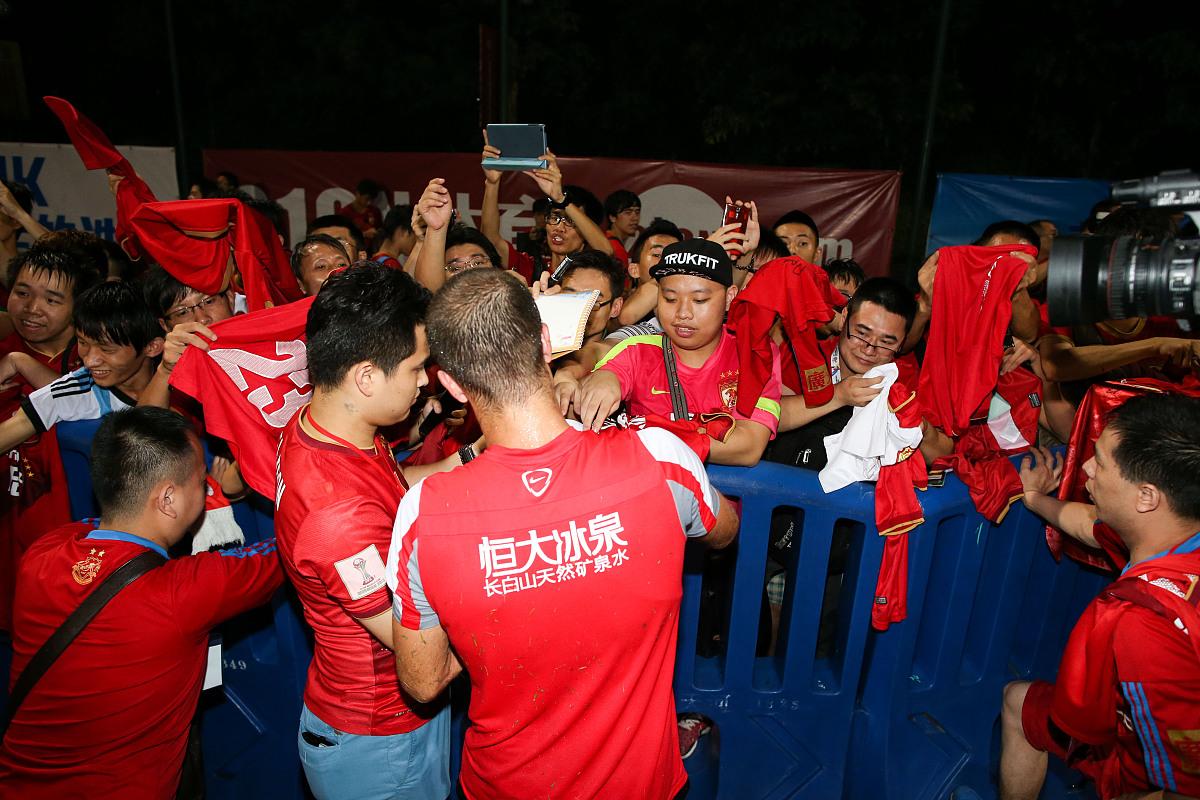 现场观众掌声不断为运动员加油 现场观众掌声不断为运动员加油